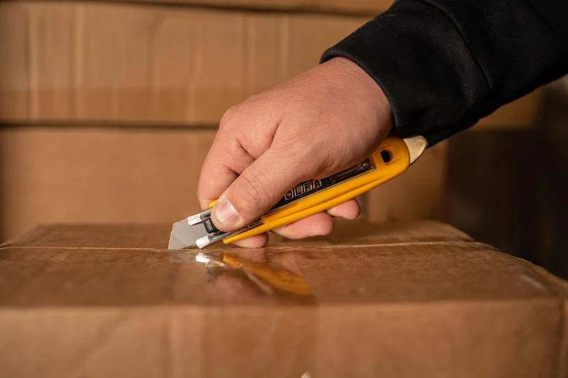 SK-9 Semi-Automatic Self-Retracting Safety Knife with Tape Splitter - Image 6